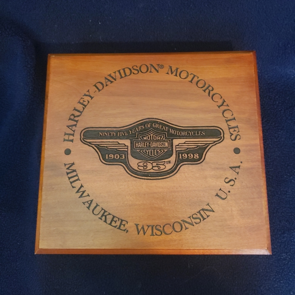 Harley-Davidson 95th Anniversary Buckle, Key Fob, & Pin Set #213 Of 5,000 NIB - Picture 6 of 8